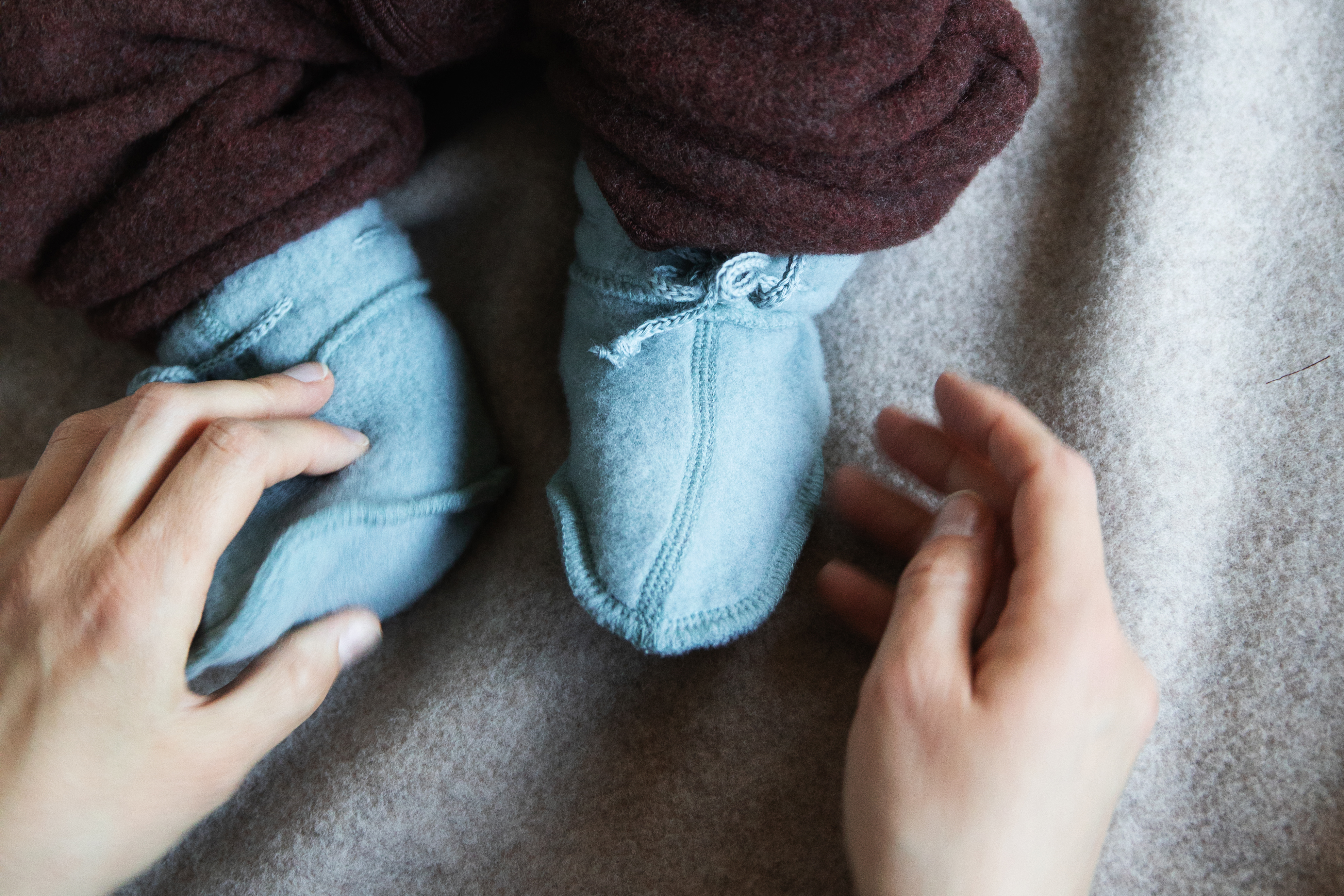 Babyfüße, warm in weichen Merinowollfleece eingepackt.